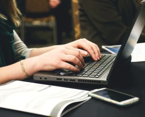 Belajar Gaya Penulisan Artikel Bahasa Inggris di EF EFEKTA English for Adults: Formal vs. Informal, Kapan Harus Digunakan?